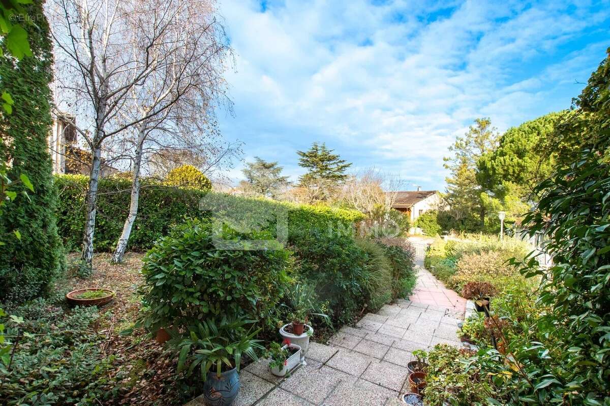 Maison à LAUZERVILLE