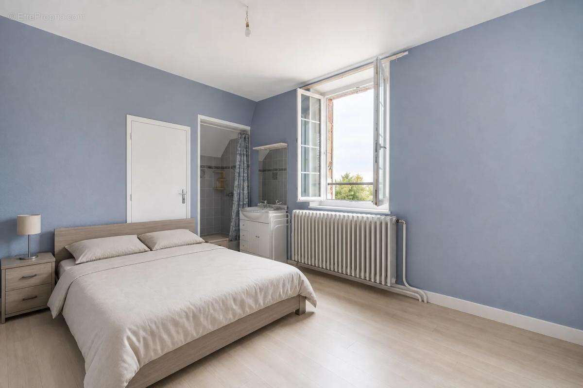 Belle maison individuelle de 250 m² sur terrain piscinable à découvrir ! - photo 9