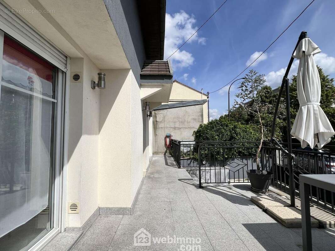 Donnant sur la terrasse, - Maison à VITRY-SUR-SEINE