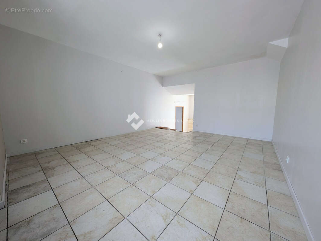 Maison 255 m² à Saint-Benoit  - photo 5