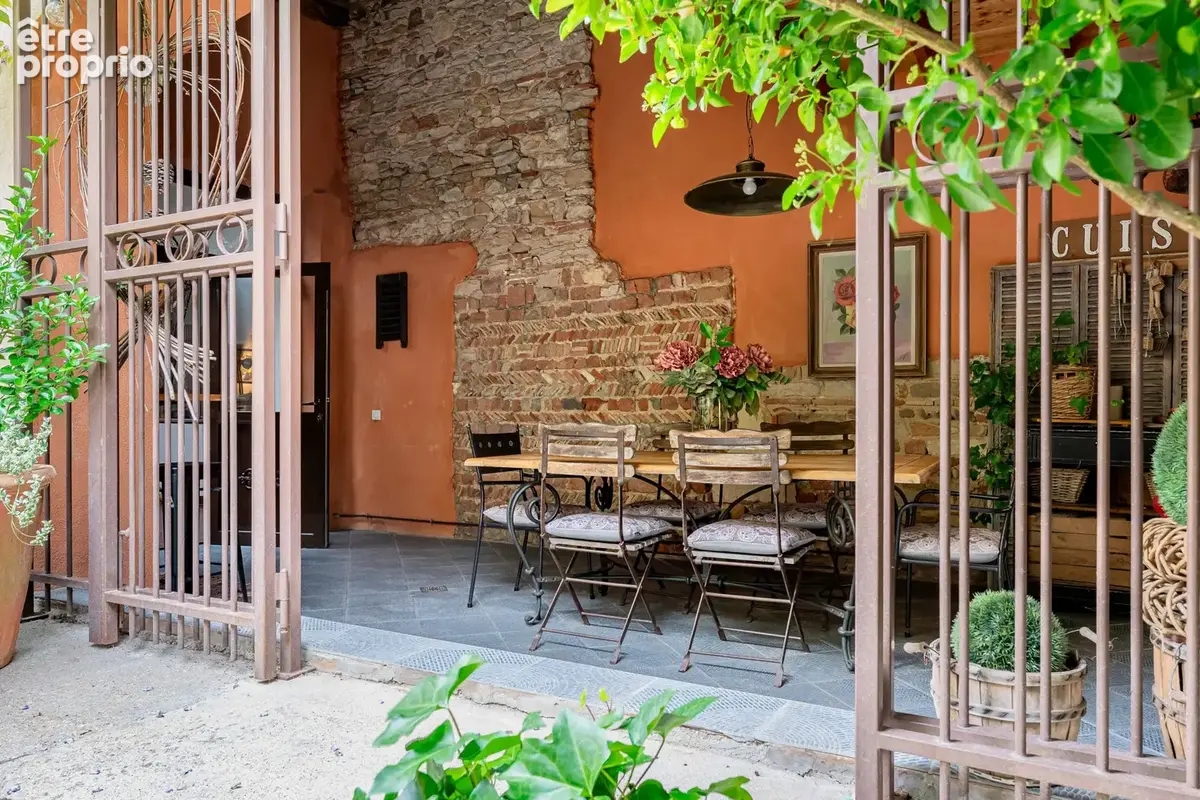 Maison de charme avec cour intérieure et cours d’eau paysager - photo 3