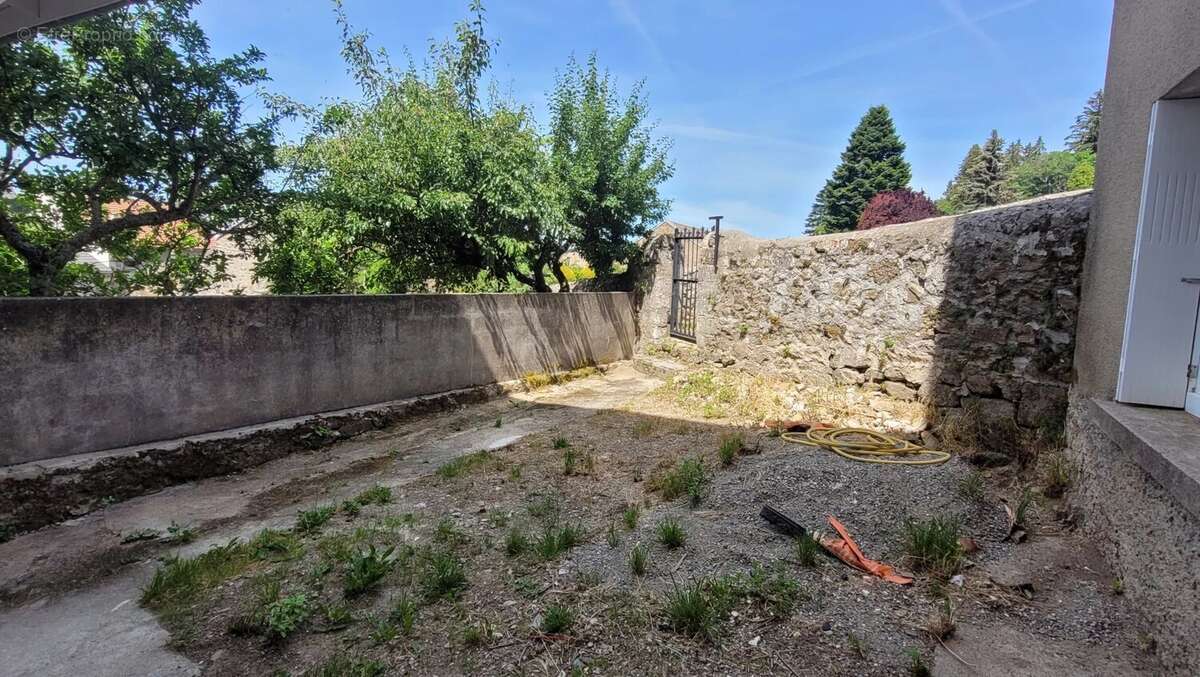 Maison de village avec petite cour intérieure St Agrève - photo 14