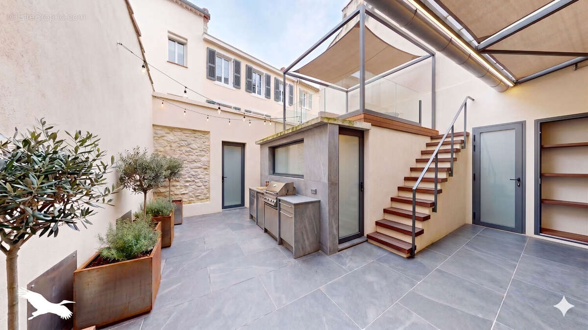 A VENDRE - Marseille 13005, Rue Ferrari - Appartement à vendre - T3 - 63 m² avec extérieur de 23 m², garage et cave de 33 m² - photo 2