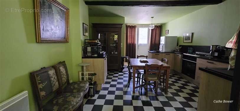 À vendre : maison de 2 chambres avec cour enchantée à Bellac (87) - photo 3