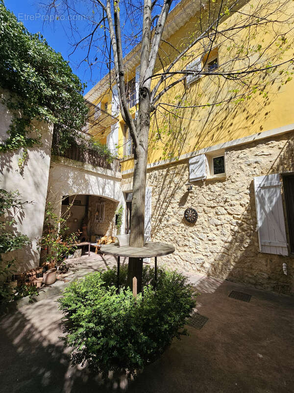 Maison à LA ROQUE-D'ANTHERON
