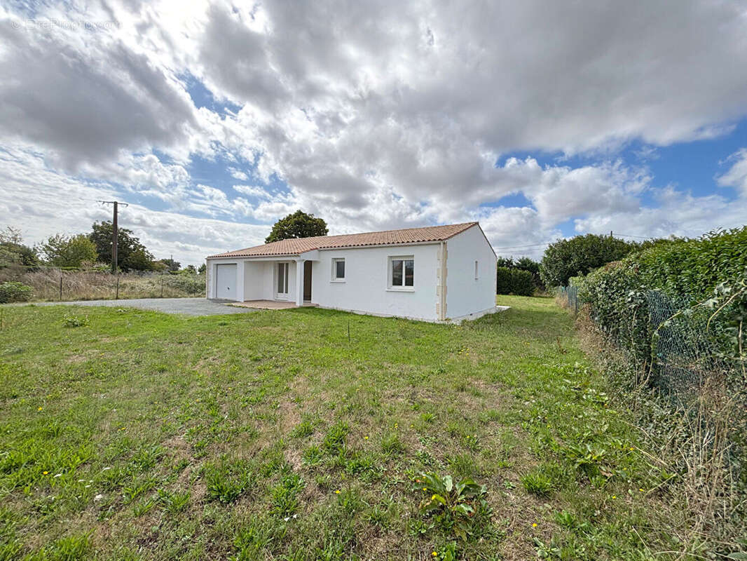 Maison à CORME-ROYAL