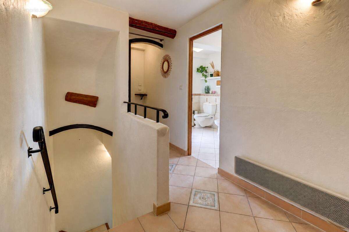 Maison à CHATEAUNEUF-VILLEVIEILLE