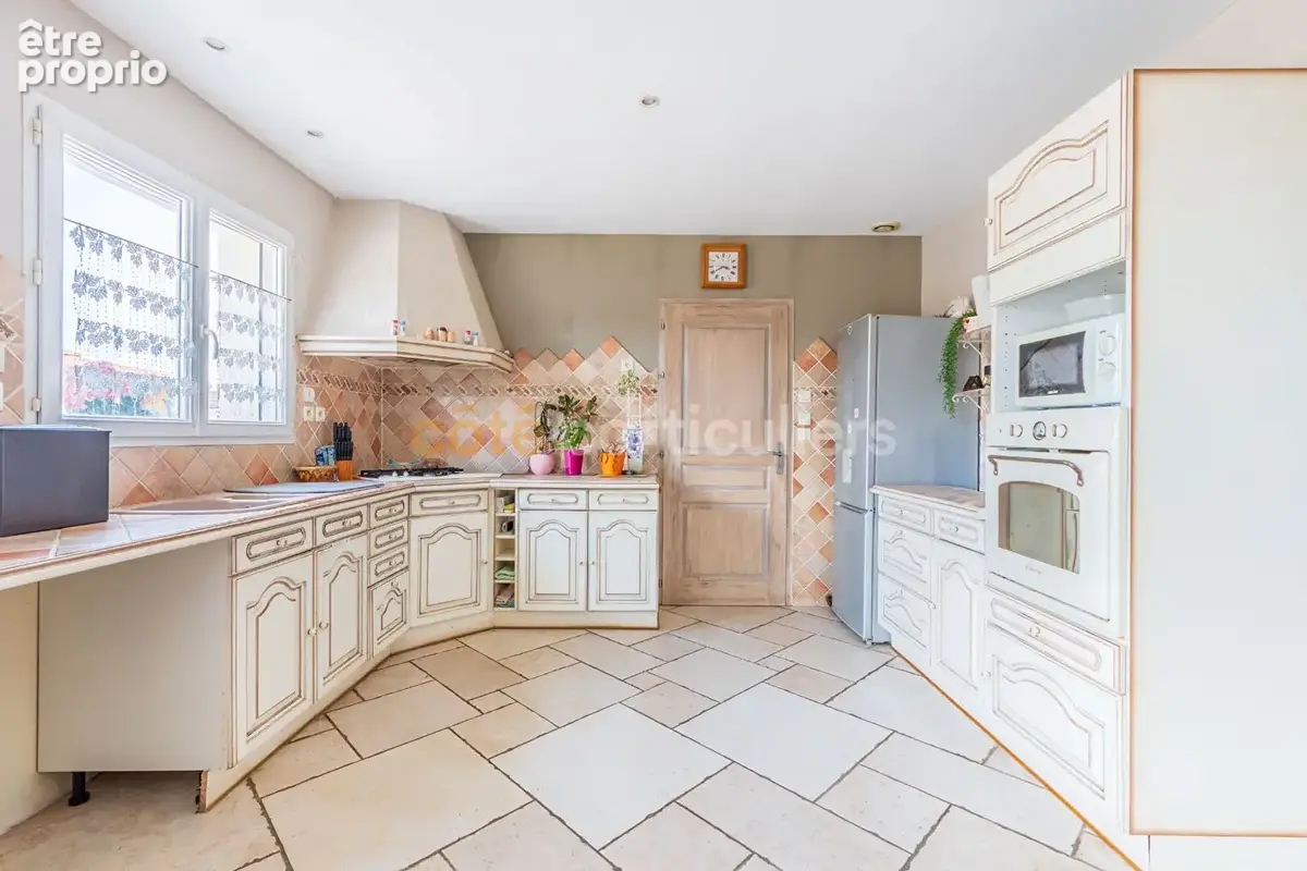 Venansault -- centre bourg -- maison -- 3 chambres -- 1 bureau -- 103 m2 -- jardin -- garage -- dependances - photo 3