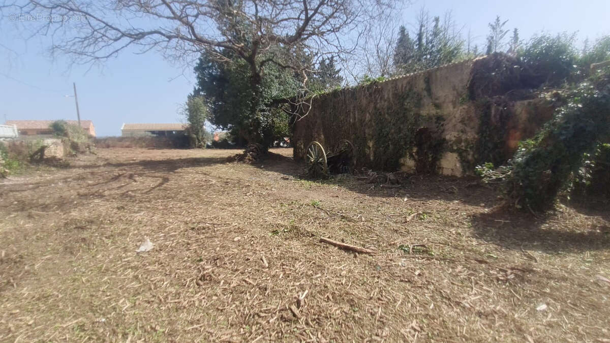 Terrain à SANILHAC-SAGRIES