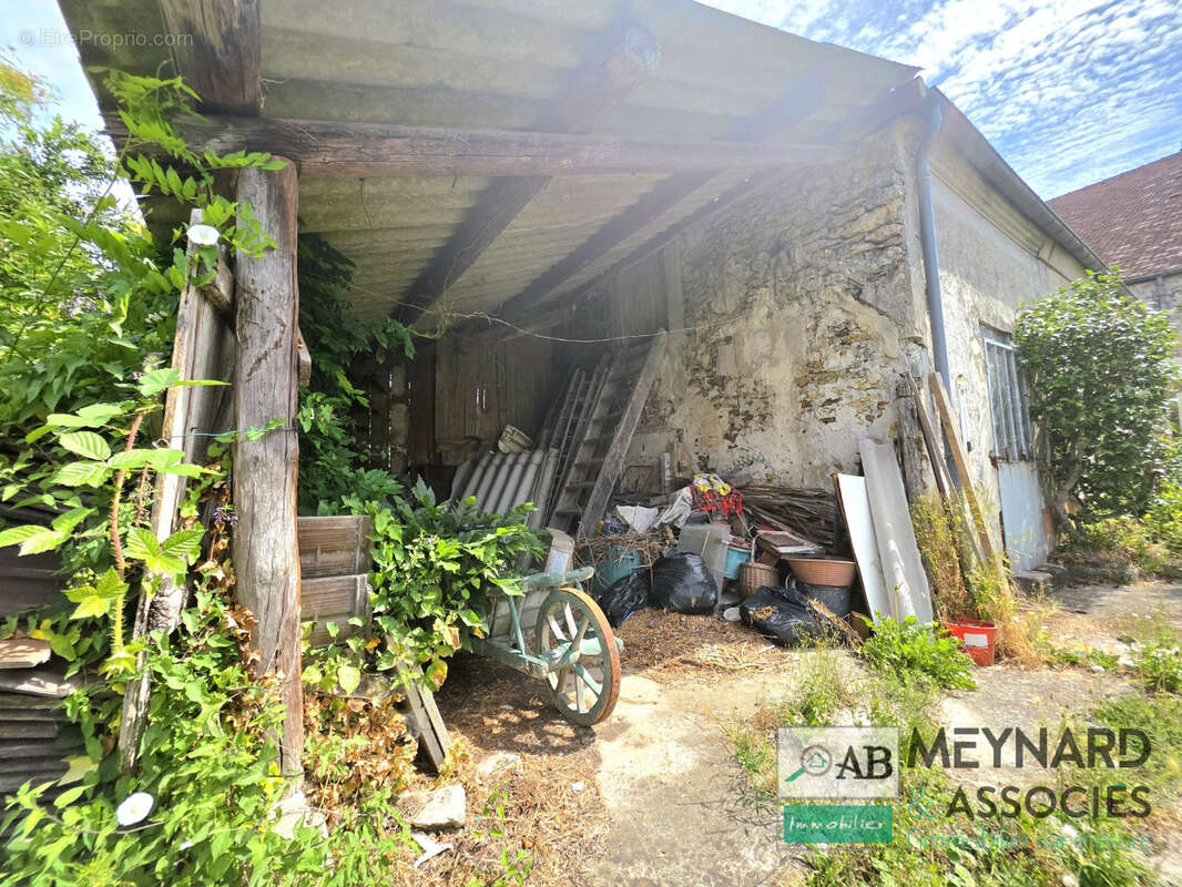 À vendre à Mouroux   Maison indépendante à rénover avec garage, et  grenier aménageable. - photo 13