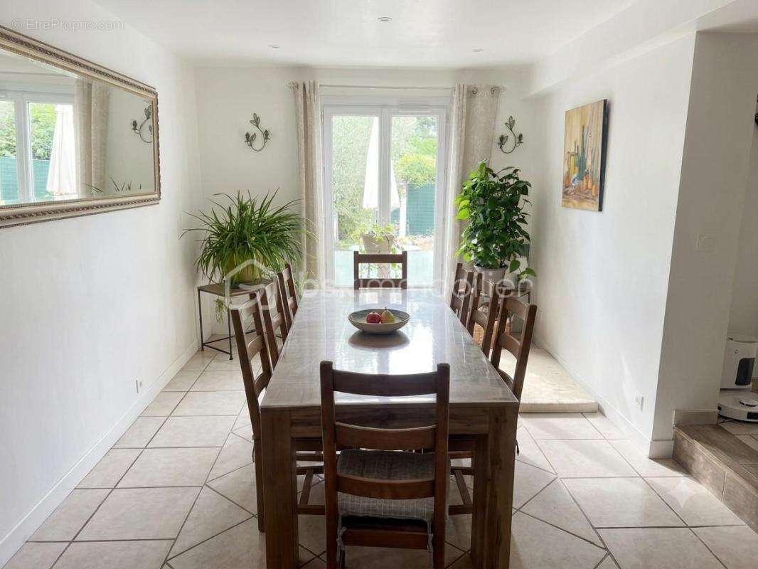 OLLIOULES – FAVEYROLLES - Maison familiale T9 de 160 m² avec annexes, piscine et terrain de 2 000 m² - photo 13