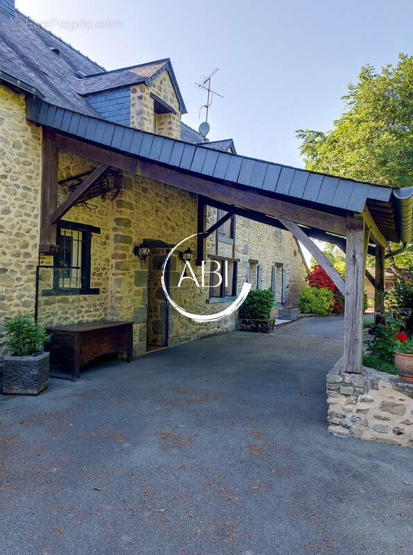 Maison 250 m² à Saint-Georges-Buttavent  - photo 7