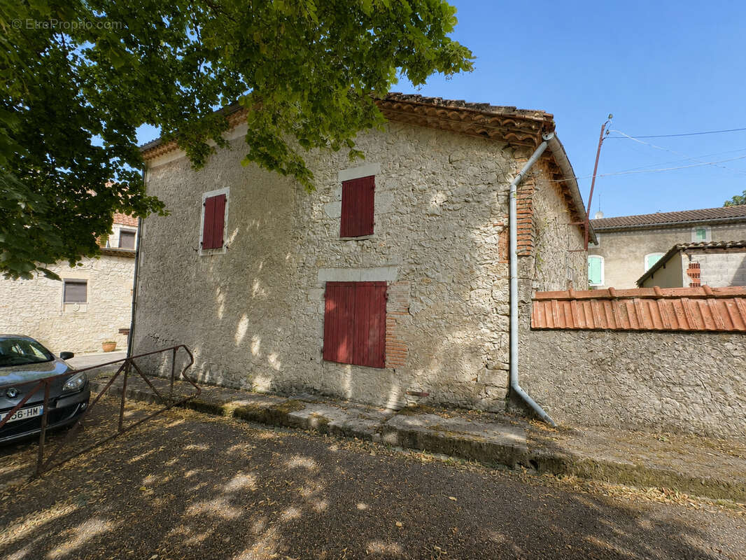Maison en pierre située au cœur du village, avec jardin. - photo 3