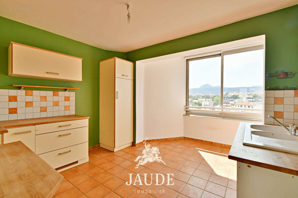 F4 de 86,57 m2 DERNIER ÉTAGE avec balcons cave, parking et vues panoramiques   24 boulevard Fleury, Clermont- - photo 5