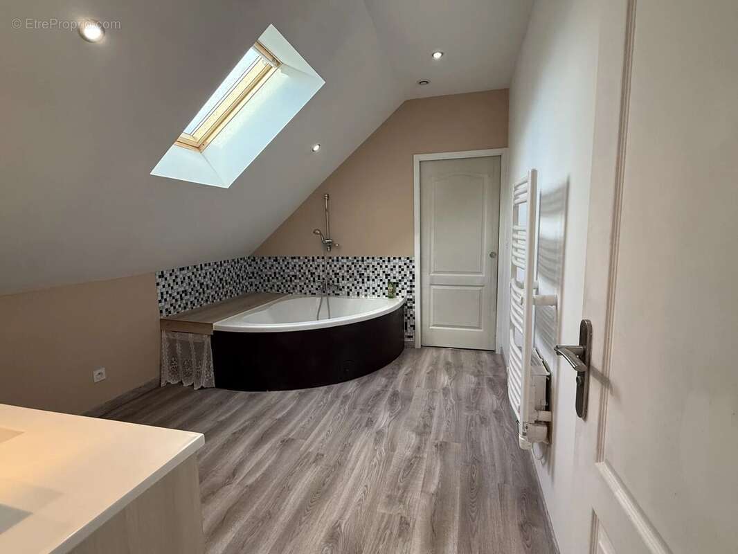 Maison à VILLENEUVE-LA-GUYARD