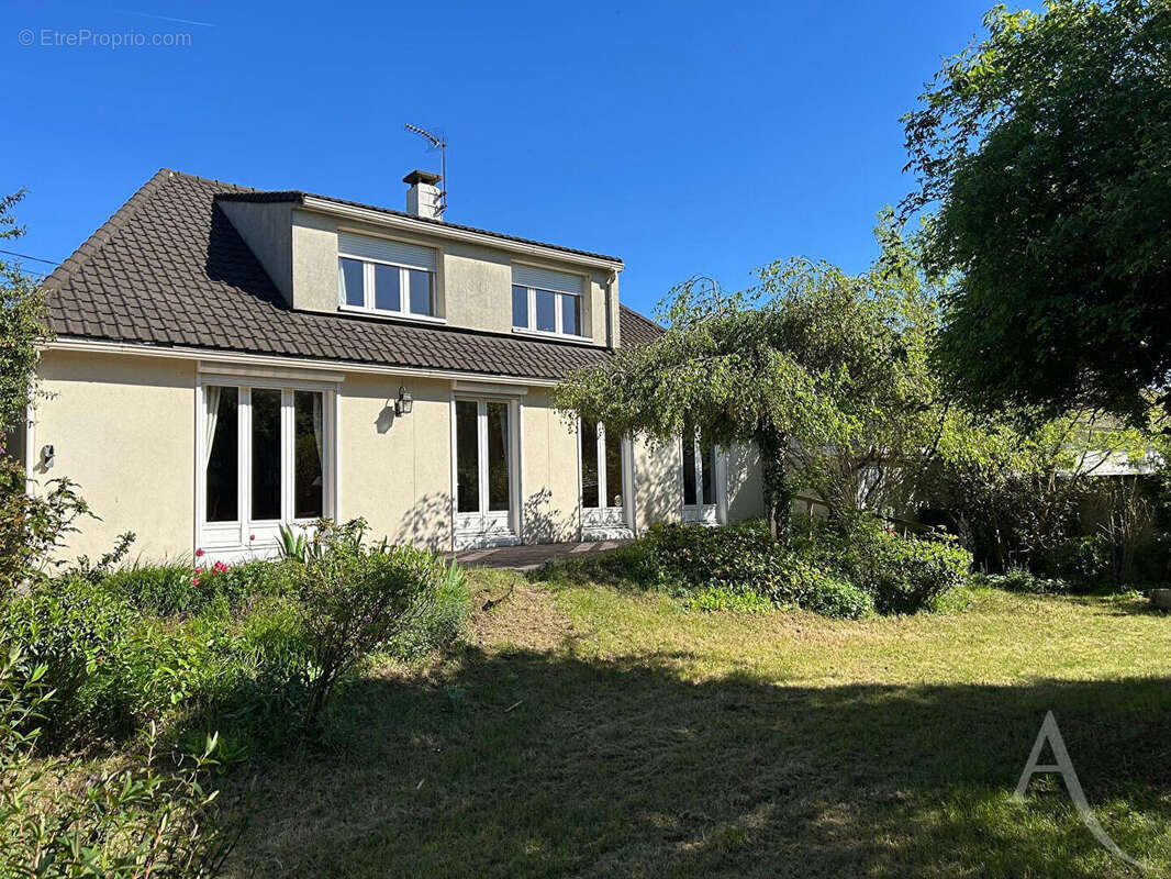 Maison à SAINTE-GENEVIEVE-DES-BOIS