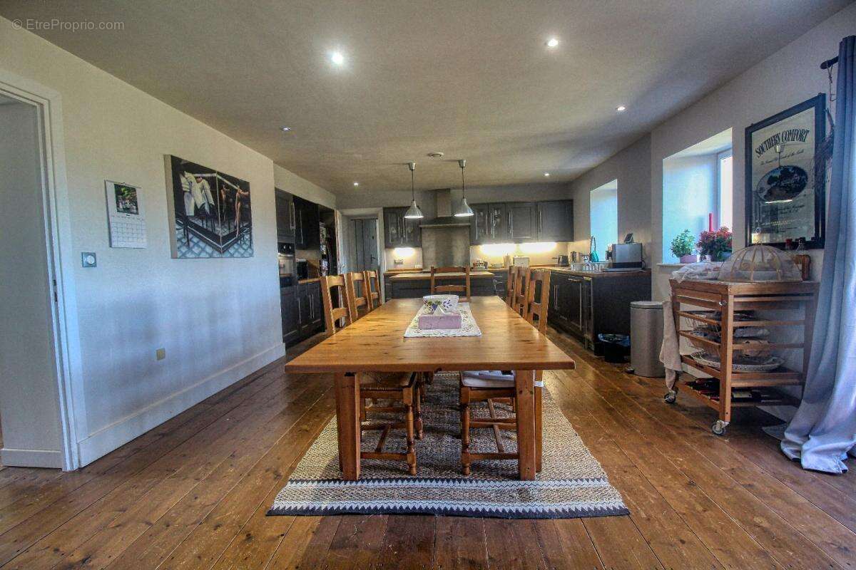 Maison à VILLENEUVE-LA-COMTESSE