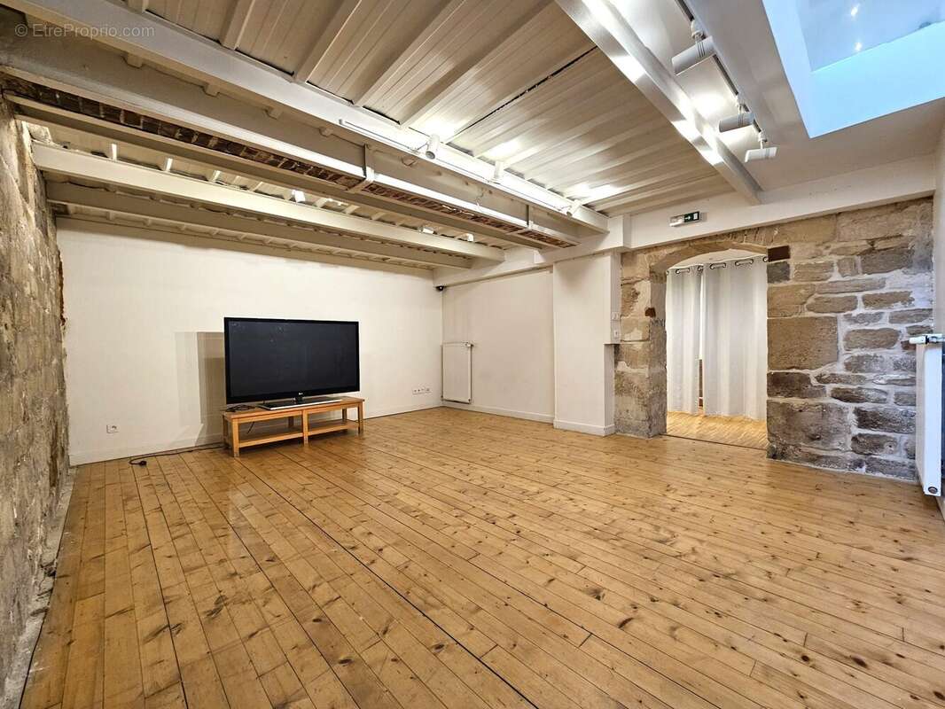 grande pièce sous-sol - Commerce à PARIS-11E