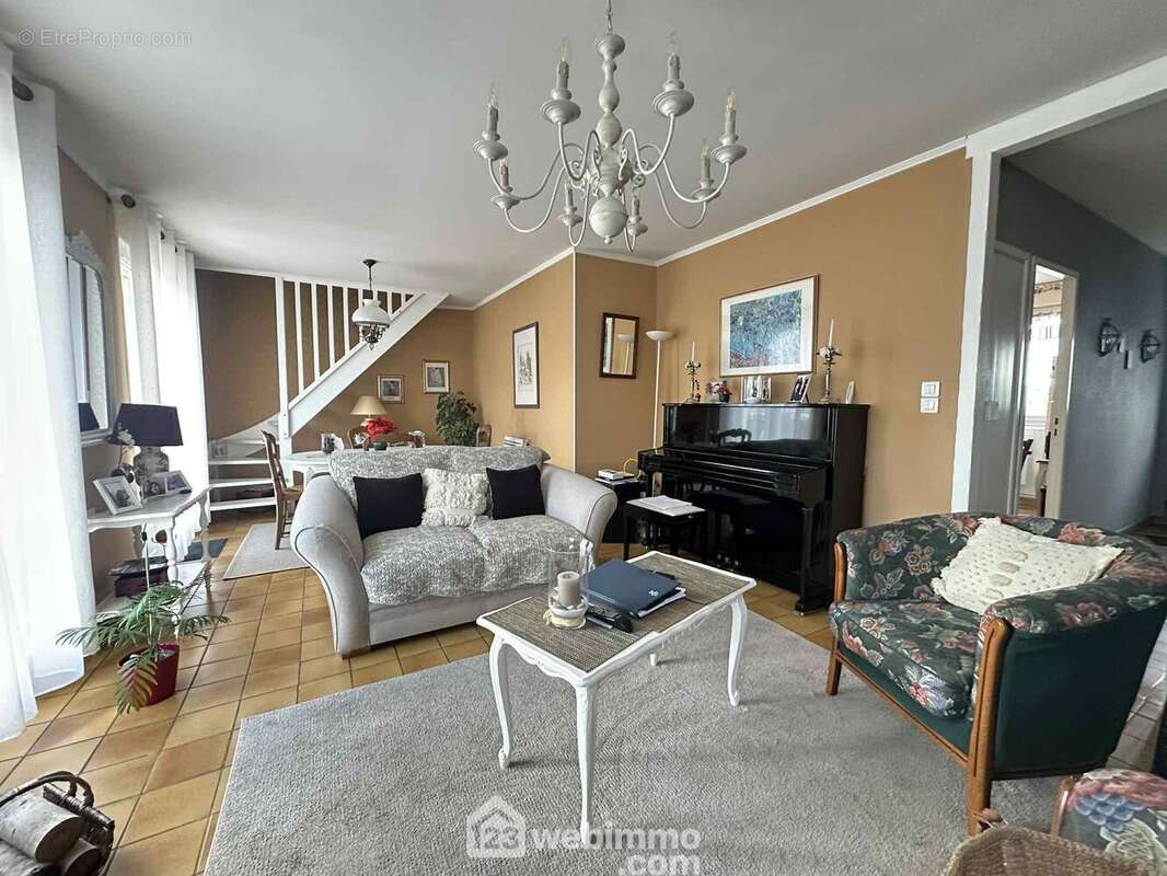 Un séjour de 30 m² comprenant ... - Maison à LAON