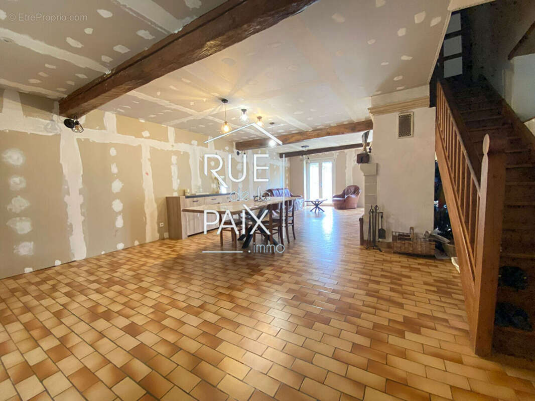 Maison à MONTS-SUR-GUESNES