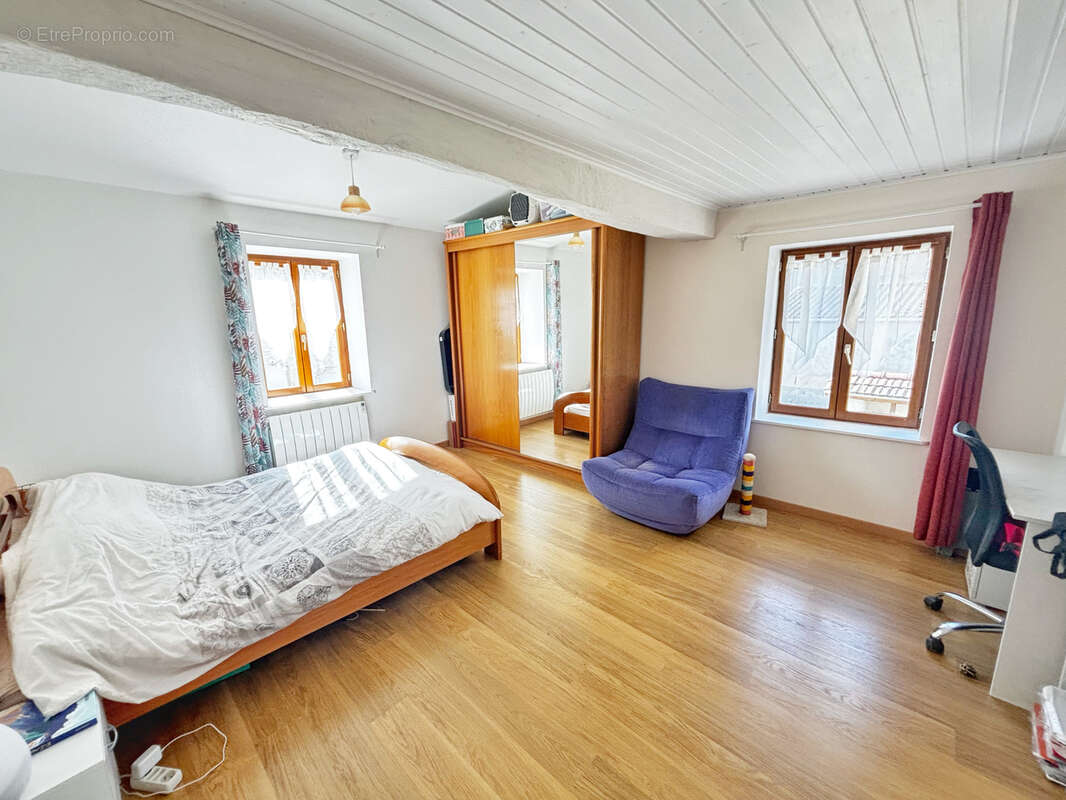 Appartement à VAULX-MILIEU