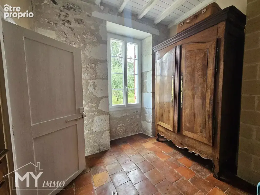 St Antoine de Breuilh : Maison en pierre de 1855 avec dépendances et jardin clos – Cadre paisible - photo 4