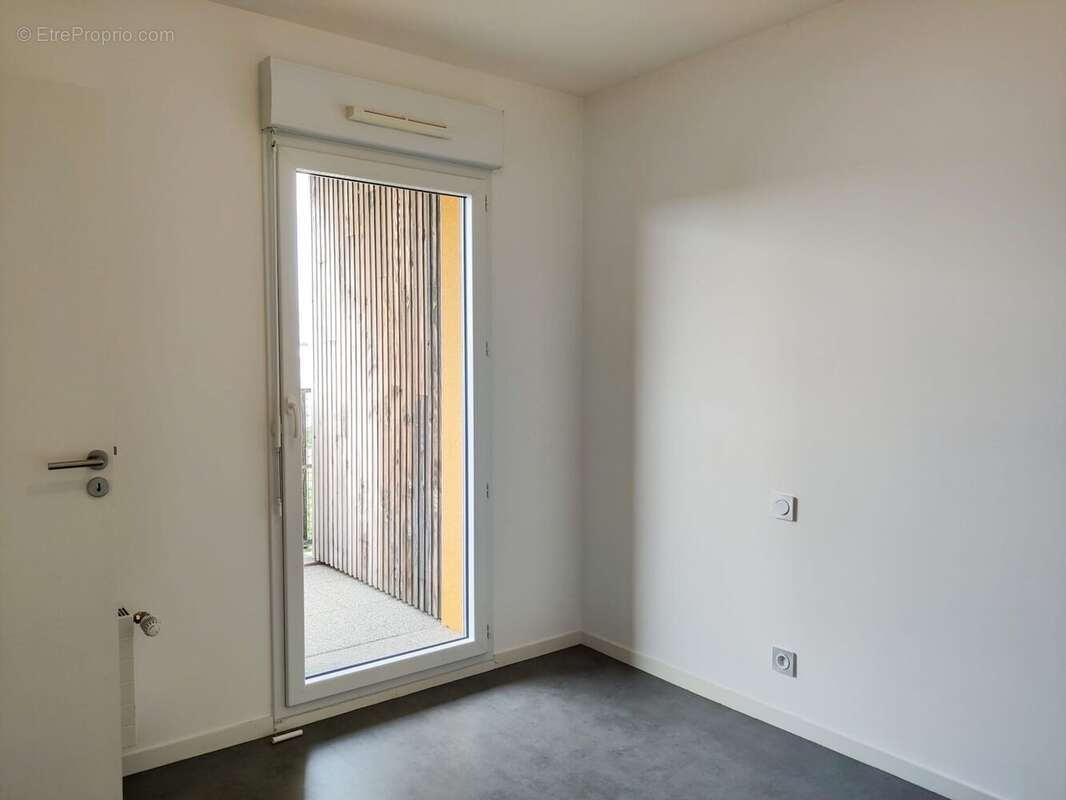 Chambre avec accès à la terrasse - Appartement à CHARTRES-DE-BRETAGNE