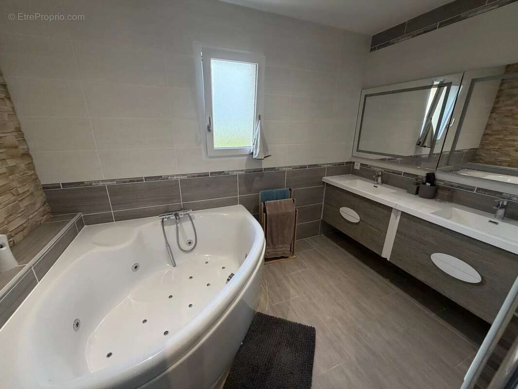 Maison contemporaine de plain-pied de 155m2 habitables avec dépendances sur un terrain de 2 839m2 clos - photo 6