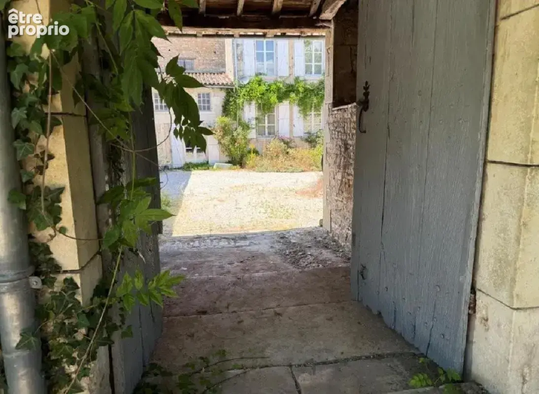 Maison 10 pièces 320 m² à vendre à Champagne-Mouton (16350) - photo 4
