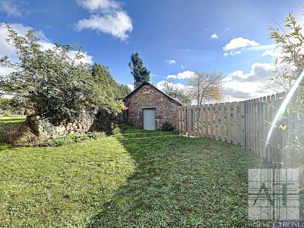 Maison à MONTREUIL-POULAY