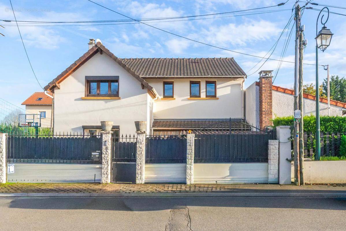 Maison à LES CLAYES-SOUS-BOIS