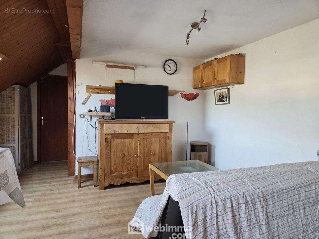 Situé au 3ème et dernier étage sans ascenseur d'une petite copropriété, cet appartement mansardé dispose de poutres apparentes. - Appartement à ALBERTVILLE