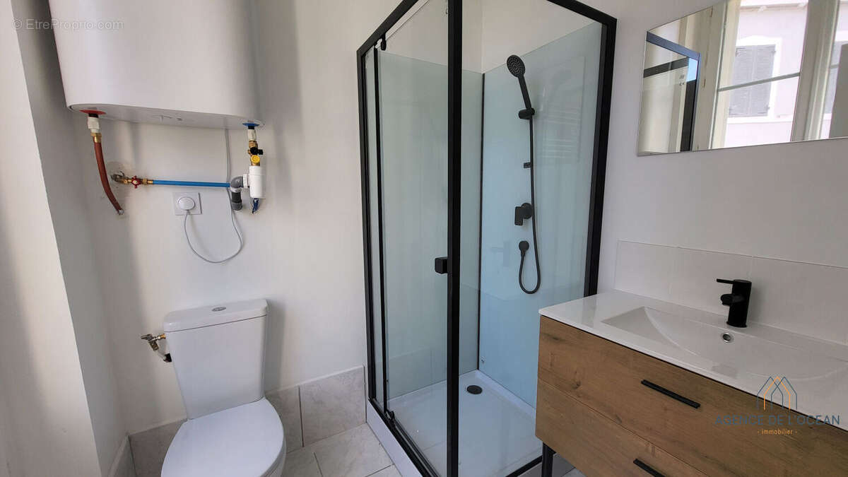 Appartement lumineux à Le Palais : Vue sur l'écluse et cour privée - photo 6