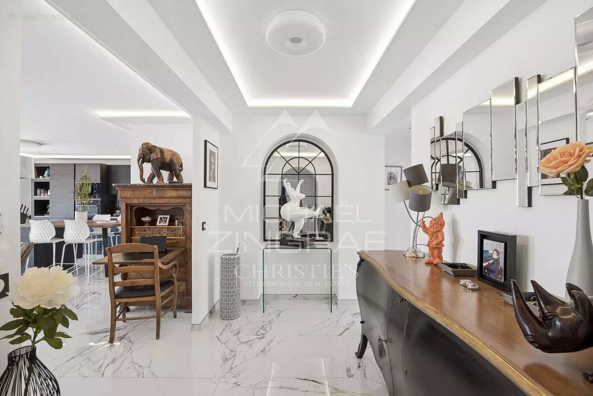 Superbe appartement rénové – Centre-ville d’Antibes, secteur Vauban – Vue dégagée sur le port - photo 13