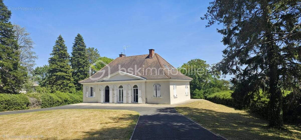 Maison à SAINT-REMY-EN-ROLLAT