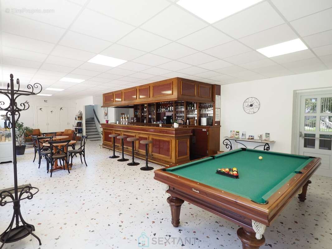 Un cadre atypique, une bâtisse en pierres récemment rénovée et équipée à neuf : Chambres d'hôtes, salle sports - fitness, espace - photo 5