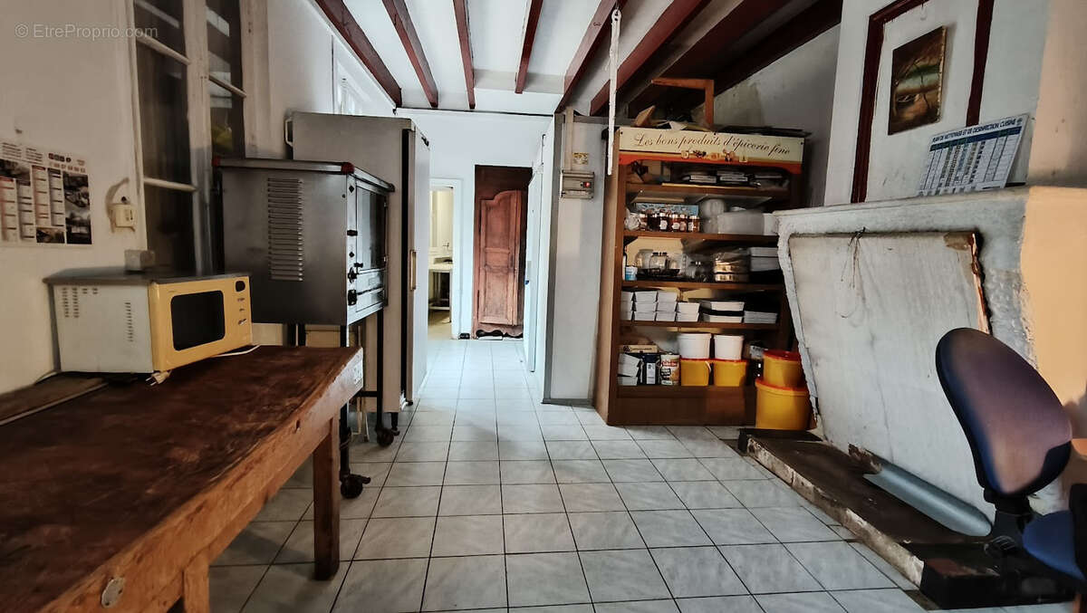 Commerce à SAINT-CHRISTOLY-DE-BLAYE