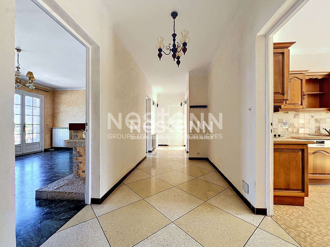 Golfe-Juan - Maison 5P 126 m² + Appartement indépendant 3P 98 m² - Terrain 1 480 m² - Sous-sol 70 m² - Parkings - Proche mer - photo 21