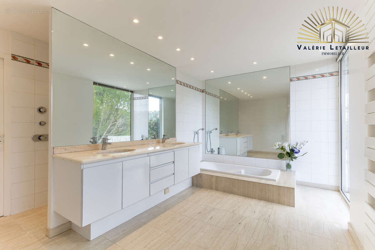 Maison à BEYCHAC-ET-CAILLAU