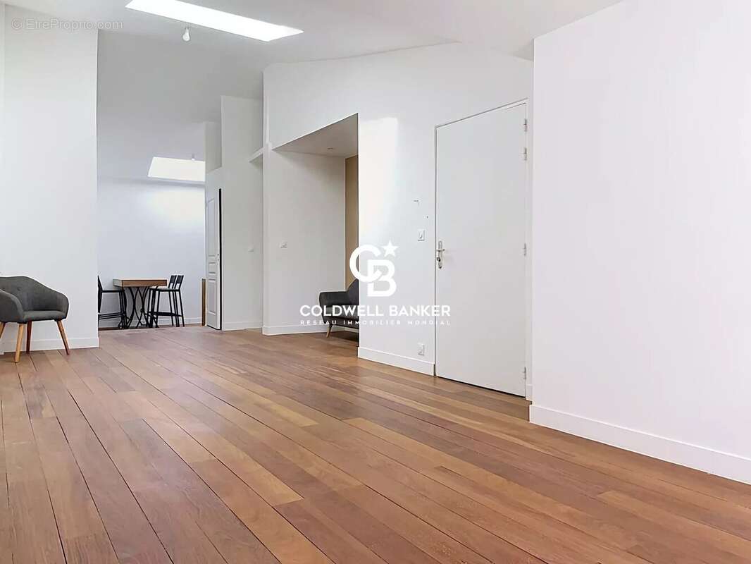 À deux pas du Vieux-Port, un appartement rénové aux volumes généreux - photo 5