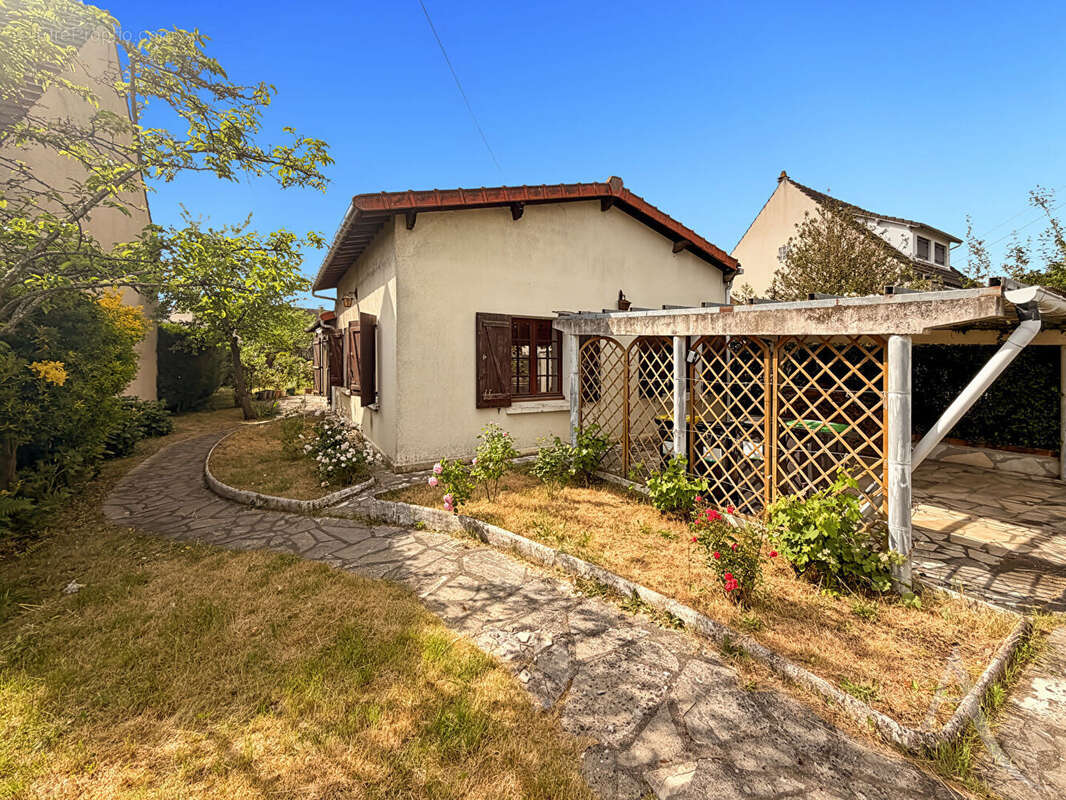 Maison à SAINTE-GENEVIEVE-DES-BOIS