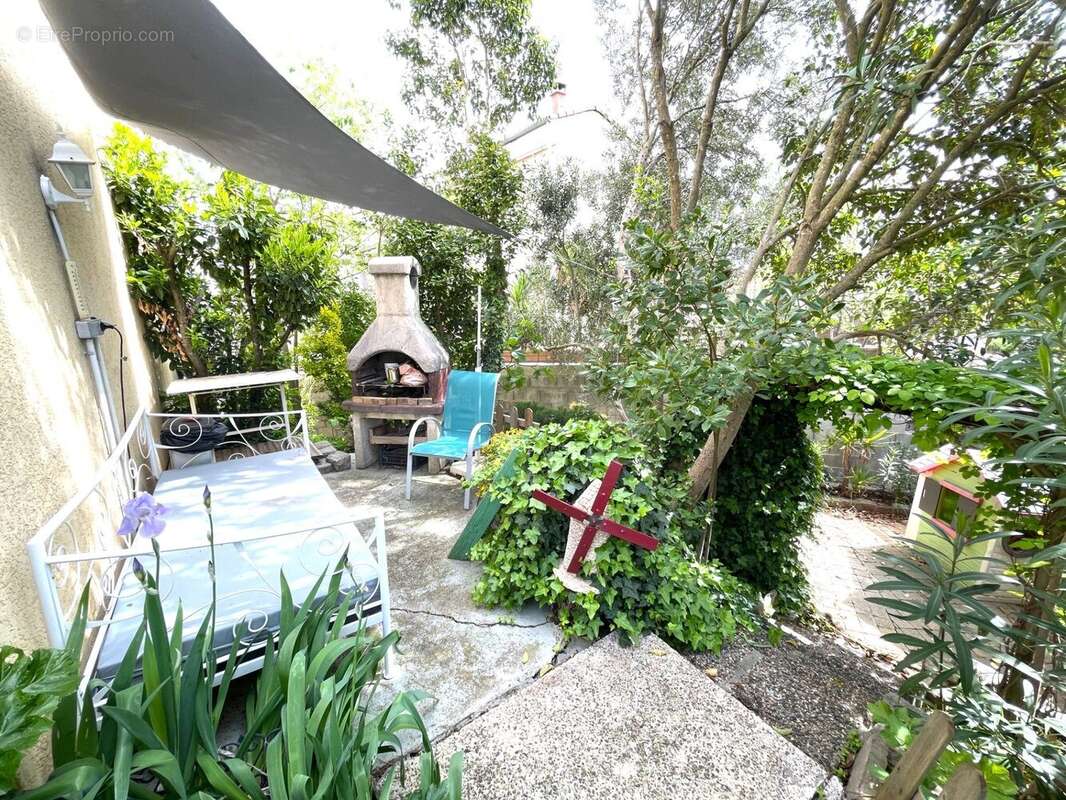 Terrasse et jardin en contre bas - Maison à MONTELIMAR