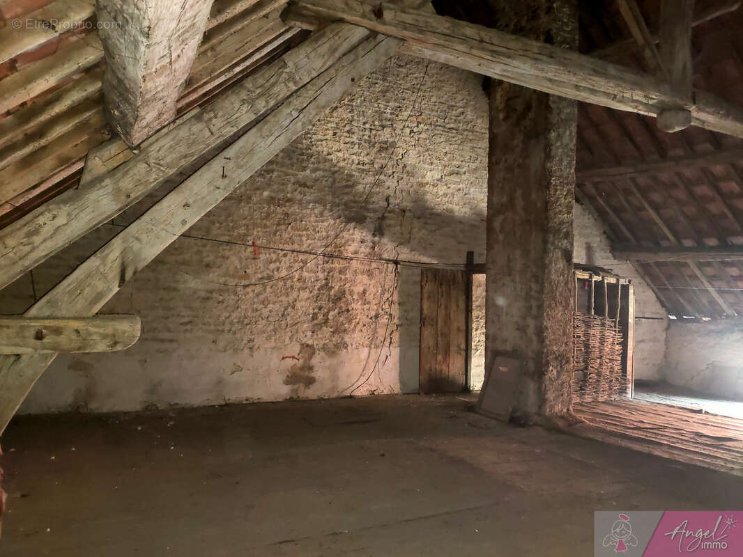 Maison de village de 159 m2 - 3 chambres - cave voutée et garage - photo 9