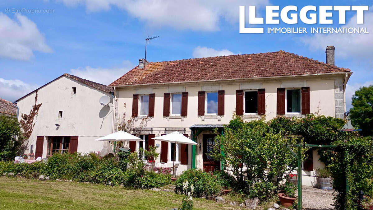 Maison à NIEUL-LE-VIROUIL