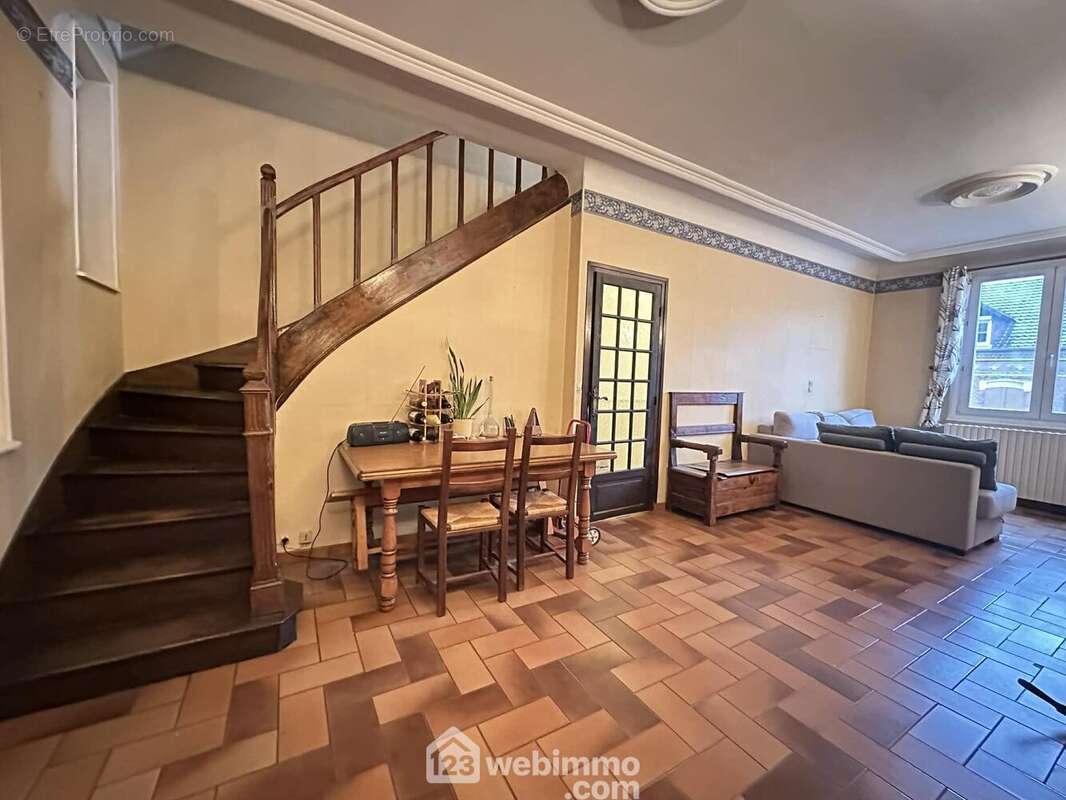 Un bel espace de vie de 28 m² comprenant .... - Maison à LAON