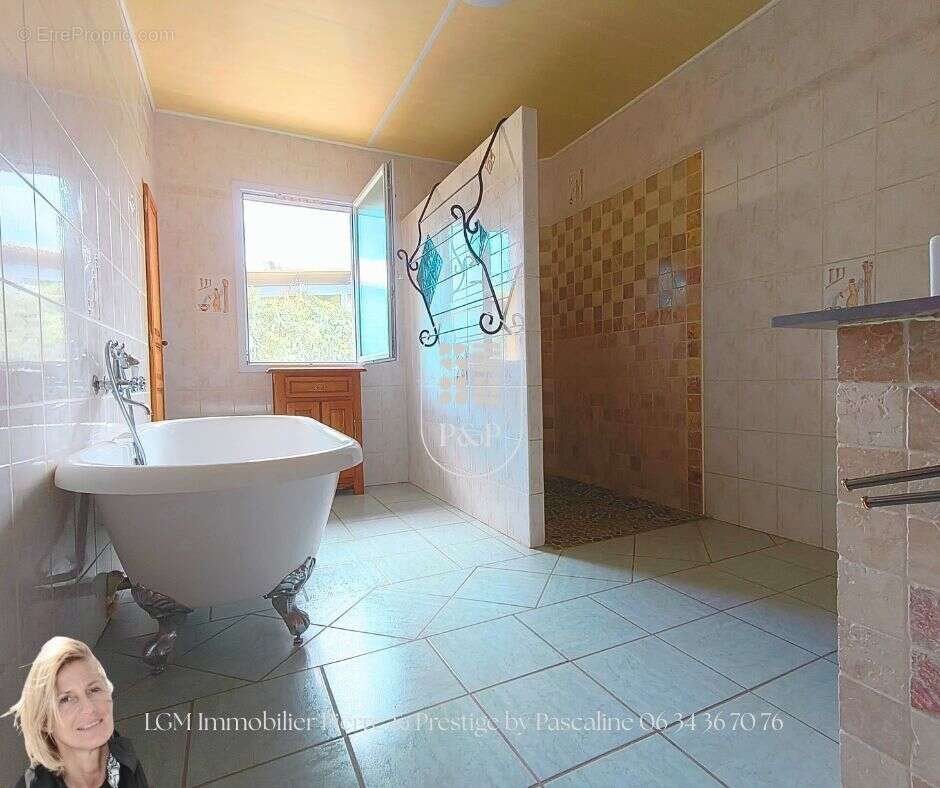 Maison À Vendre - avec piscine, garage et dépendances - photo 14