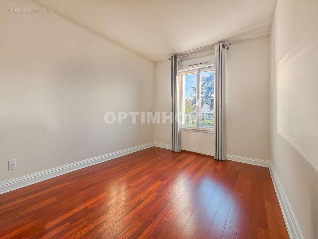 Appartement 3 pièces - LUMINOSITÉ - CALME - stationnement sécurisé en sous sol - photo 8