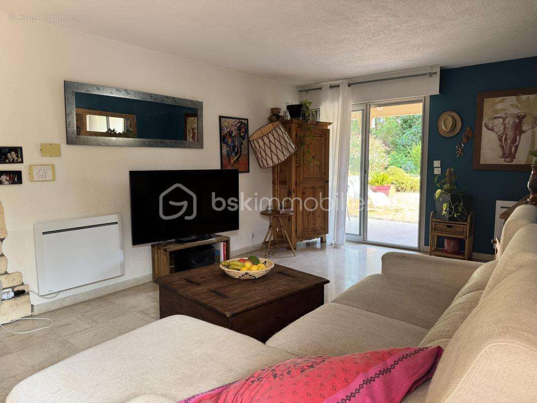 À Saint-Raphaël (83700), dans un quartier recherché, beau T3 de 59,84 m² avec terrasse, jardin privatif de 39 m², garage et cave - photo 10