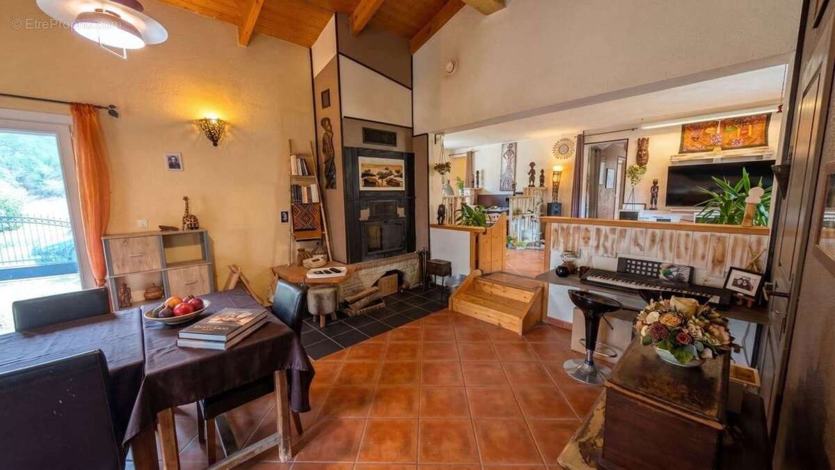 Maison à VAL-DE-CHALVAGNE