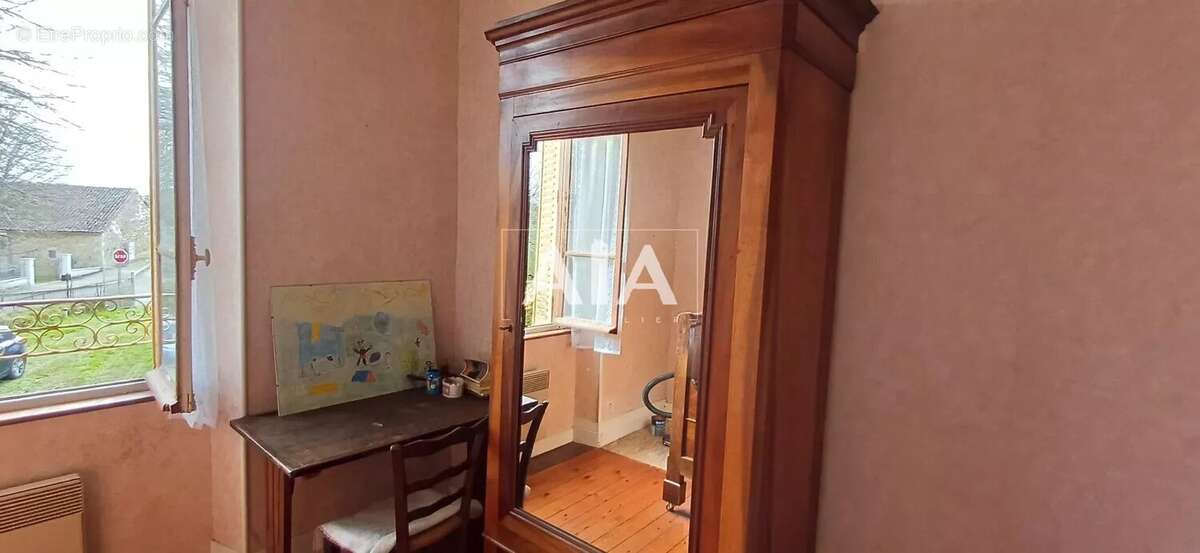 Maison à LES ADJOTS